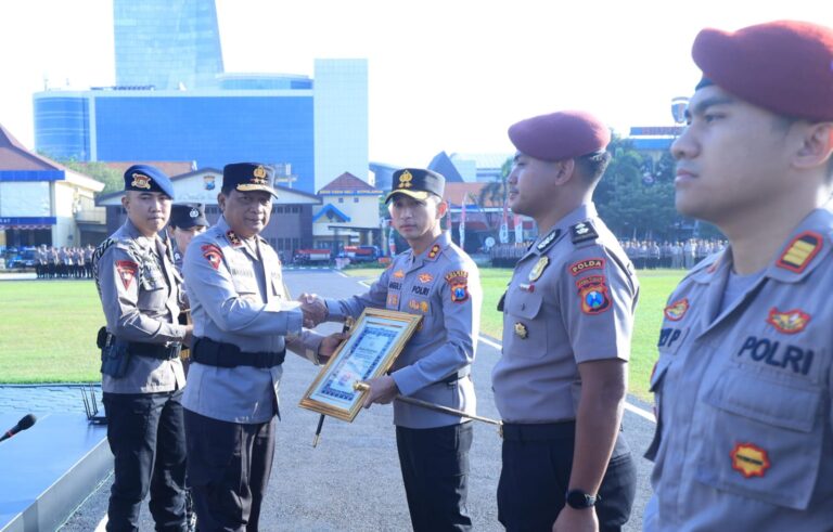 Kapolda Jatim Beri Penghargaan 73 Personel Berprestasi 4 Diantaranya Terima KPLB