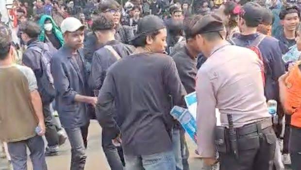 Humanis, Polisi Bagikan Air Pada Massa Aksi Unjuk Rasa di DPR