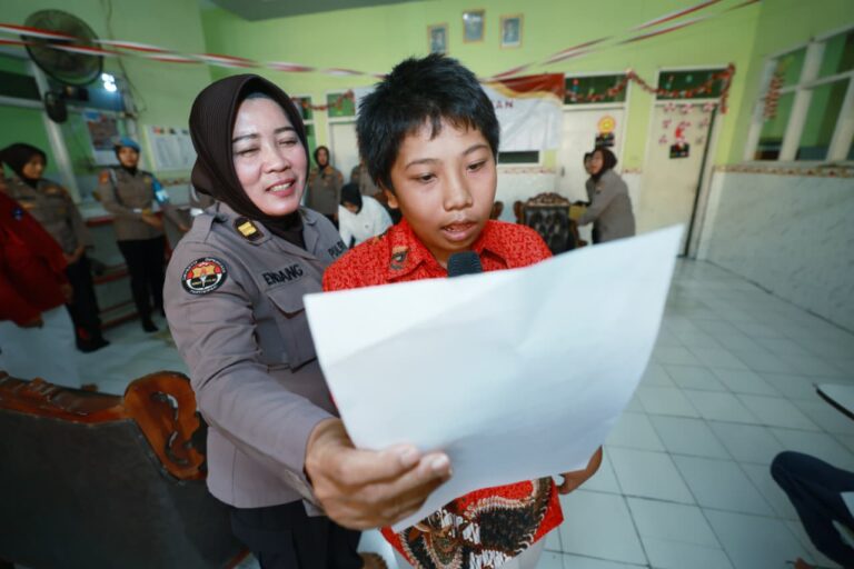 Sambut Hari Jadi ke-77 Polwan Polda Jatim Gelar Bakti Kesehatan di Yayasan Pendidikan Autis Mutiara Hati