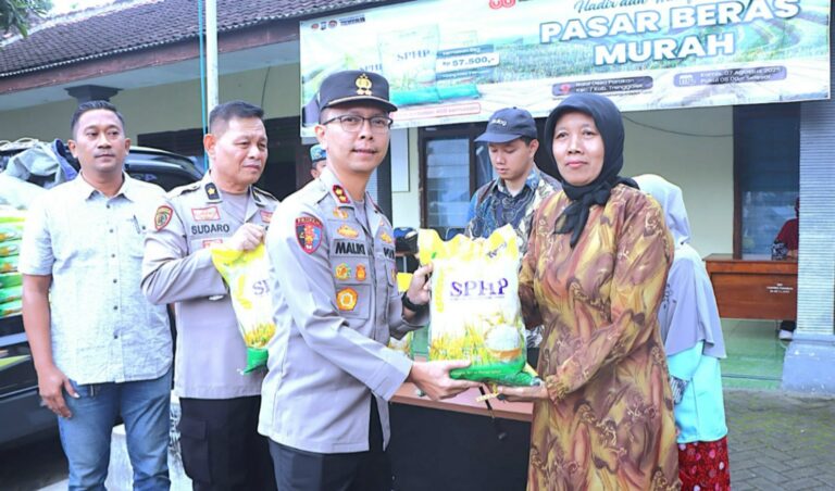 Jaga Stabilitas Harga, Polres Trenggalek Gandeng Bulog Gelar Pasar Beras Murah