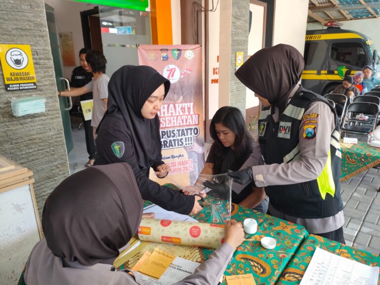Warga Antusias Layanan Hapus Tato Gratis Polres Situbondo Sambut HUT Polwan ke-77
