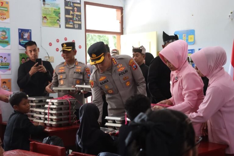 Polresta Banyuwangi Launching SPPG Salurkan Makan Bergizi Gratis 1.218 Siswa di Watukebo