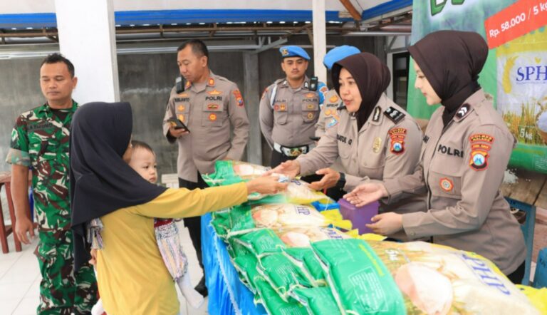 Dukung Stabilitas Harga Pangan Polres Malang Gelar Bazar Murah Warga Sambut Antusias