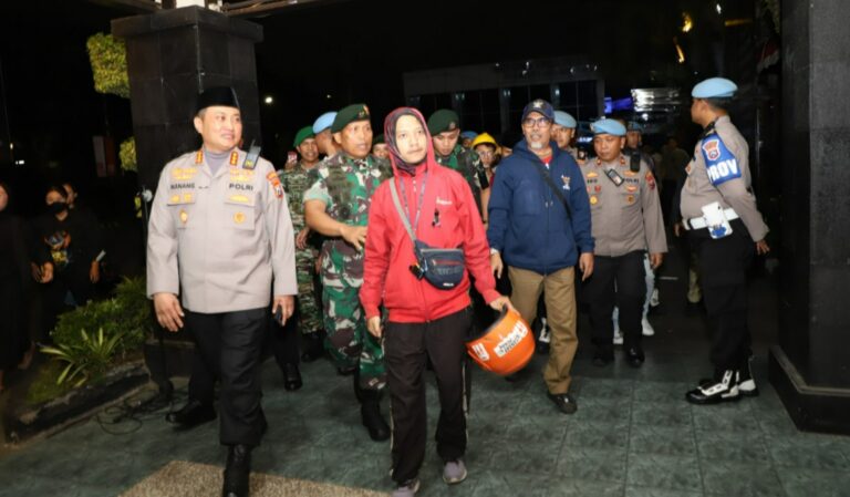 Kapolresta Malang Kota Temui Massa Sampaikan Permohonan Maaf, Pangdivif 2 Kostrad Ingatkan Massa Tak Terprovokasi