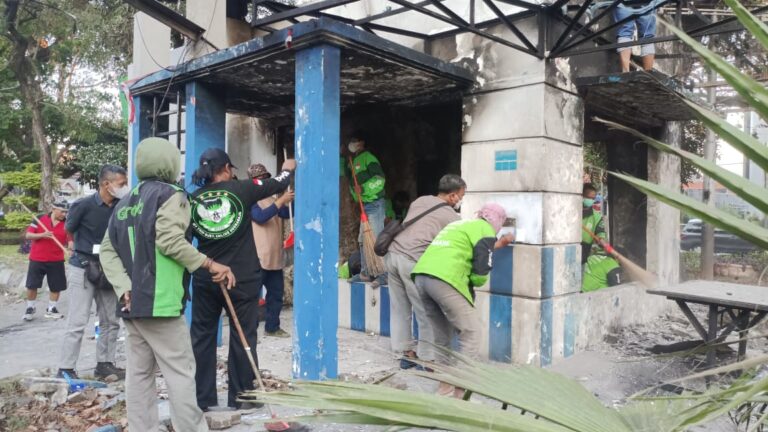 Ojol dan Warga Kompak Bersihkan Pos Polisi yang Dibakar Massa di Surabaya