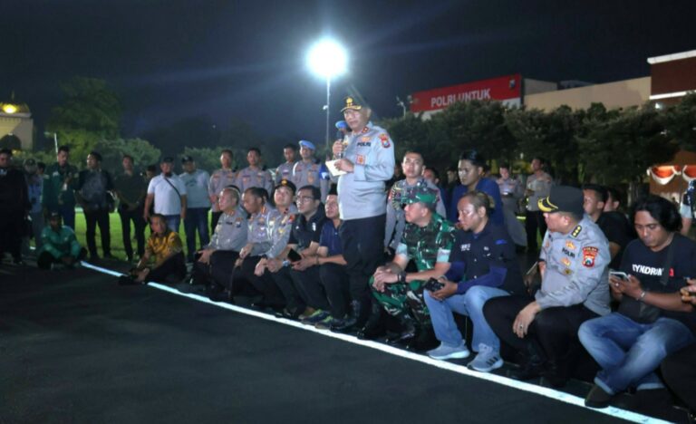 Driver Ojol Gelar Aksi Damai 1000 Lilin di Depan Mapolda Jatim