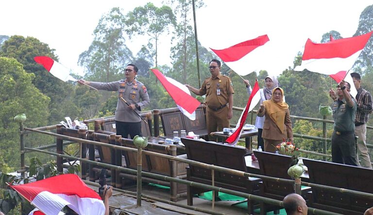 Semangat Kemerdekaan, Polres Magetan dan Forkopimda Magetan “Ngopi Bareng” Bersama Petani Kopi di Lereng Lawu