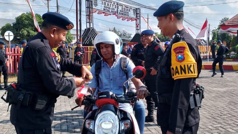 Sambut Hari Kemerdekaan RI ke-80 Brimob Polda Jatim Berbagi 2000 Bendera Merah Putih di Pamekasan