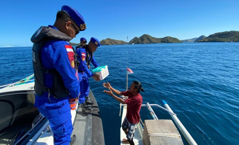 Jumat Berkah Marnit Labuan Bajo: Kapolda NTT Salurkan Tali Asih kepada Nelayan Pesisir