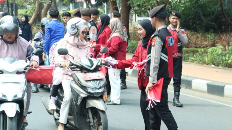Dorong Semangat Nasionalisme, Kapolres Bangkalan Bagi-bagi Bendera Merah Putih