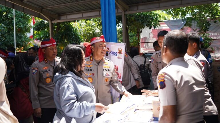 Wakapolri Beri Perhatian Khusus Kepada Biarawati dan Lansia Saat Bakti Sosial di Polsek Genuk