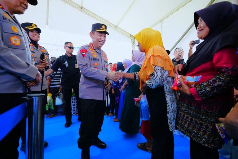 Kapolri Berikan Bansos dan Salurkan Bahan Pangan Murah di Semarang