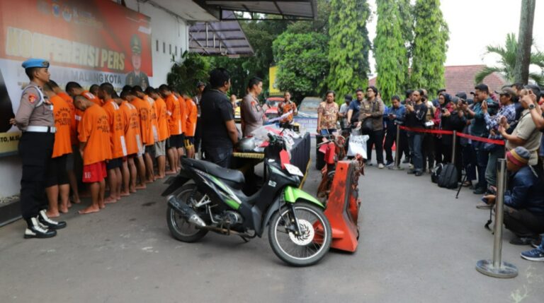 Polresta Malang Kota Tetapkan 17 Orang Tersangka Perusakan dan Pembakaran Pos Polisi Saat Unjuk Rasa Rusuh
