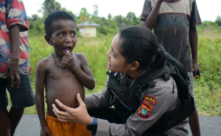 Polwan Satgas Ops Damai Cartenz Berikan Sentuhan Humanis Bersama Anak-Anak Nduga