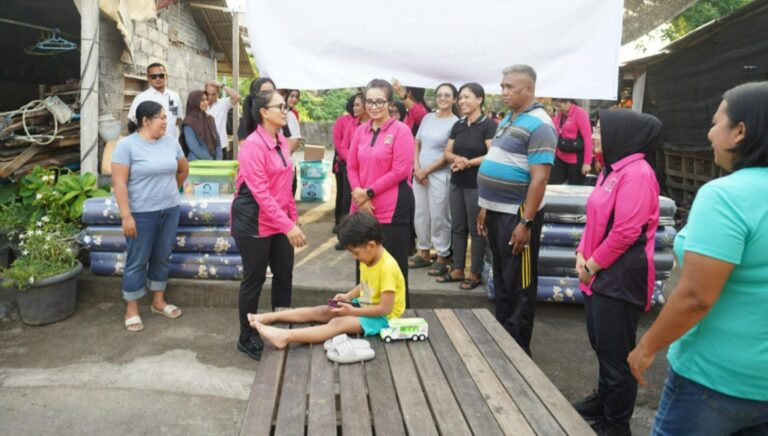 Peduli Sesama, Ketua Umum Bhayangkari Salurkan Bantuan untuk Masyarakat Terdampak Banjir di Bali