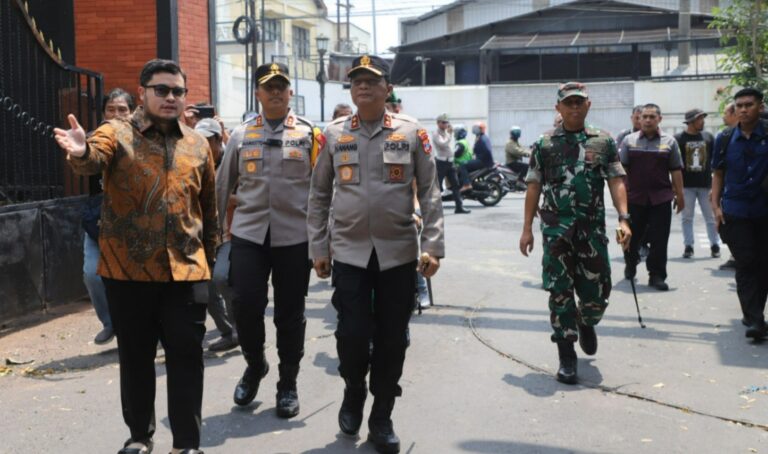 Kapolda Jatim Tinjau Titik Kerusakan di Kediri Raya, Himbau Masyarakat Turut Jaga Kamtibmas
