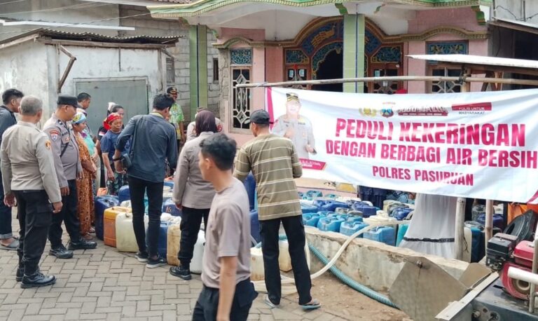 Polres Pasuruan dan PMII Salurkan 6.000 Liter Air Bersih ke Desa Karangjati Lumbang