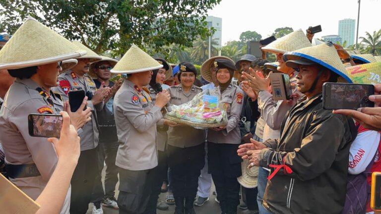 Pengamanan Humanis, Polisi Bagikan Air Minum Hingga Tumpeng ke Massa Aksi Hari Tani di Monas