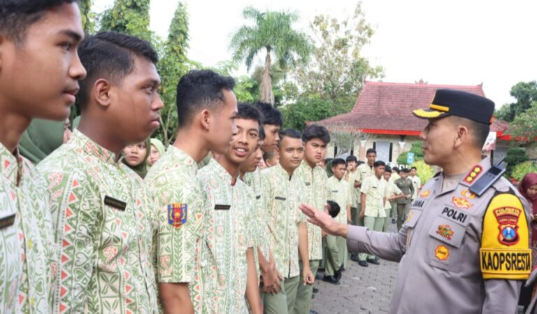 Gencarkan “Police Goes to School”, Polresta Banyuwangi Dorong Generasi Muda Tertib Hukum