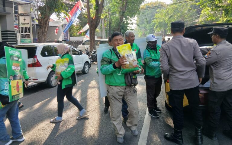 Polres Gresik Gelar Gerakan Pangan Murah Masyarakat dan Driver Ojol Sumringah
