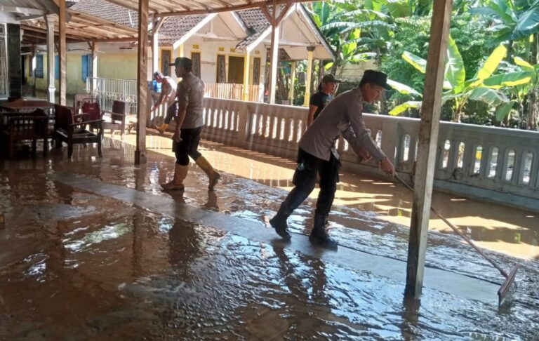 Polisi Bersama BPBD Tangani 2.228 Jiwa Terdampak Banjir di Malang Selatan