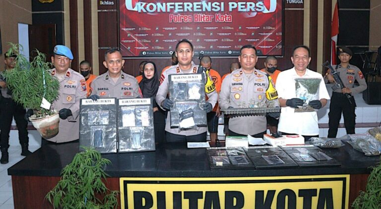 Operasi Tumpas Narkoba Polres Blitar Kota Amankan 9 Tersangka 1 Diantaranya Pemilik Lahan Ganja