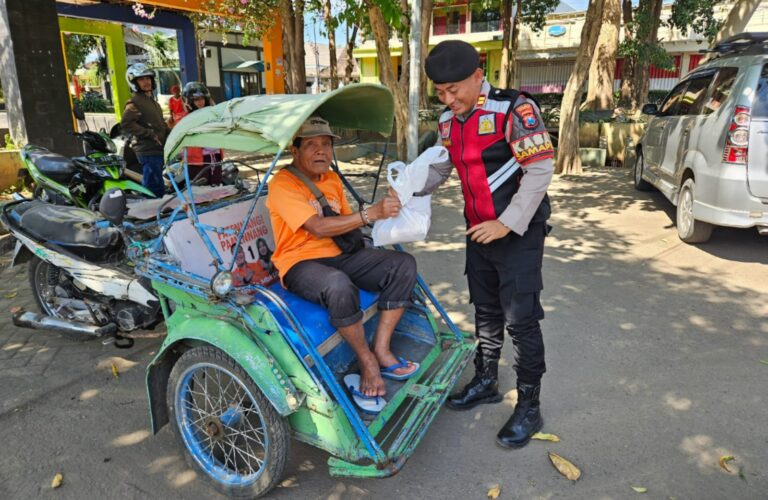 Polisi Patroli Sambil Berbagi Nasi Kotak Program Pasabber Polres Situbondo Disambut Antusias Warga