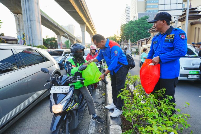 Buruh KSPSI dan Polri Adakan Bakti Sosial, Ratusan Paket Sembako Dibagikan kepada Warga