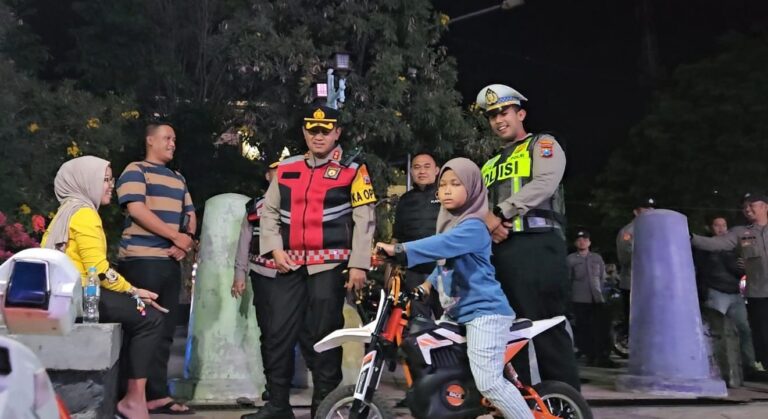 Personel Gabungan Polres Probolinggo Gelar Patroli Skala Besar Pastikan Situasi Aman dan Kondusif