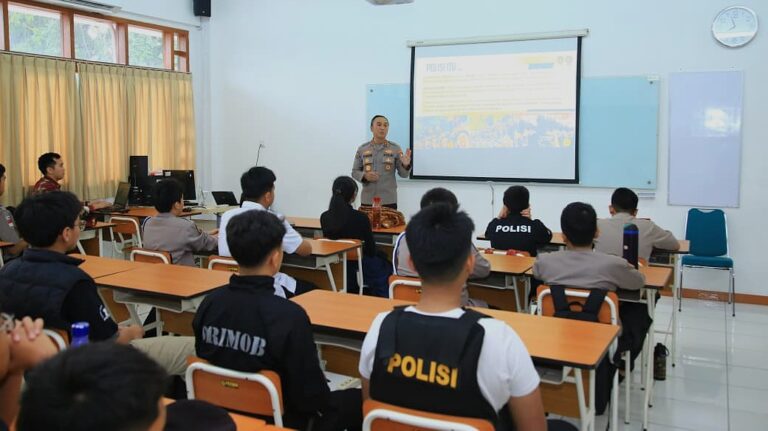 Kadiv Humas Beri Motivasi dan Pemahaman Tugas Kepolisian ke Siswa Labschool Kebayoran