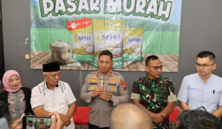 Polres Malang Gelontor 43 Ton Beras SPHP Ratusan Warga Sambut Gembira