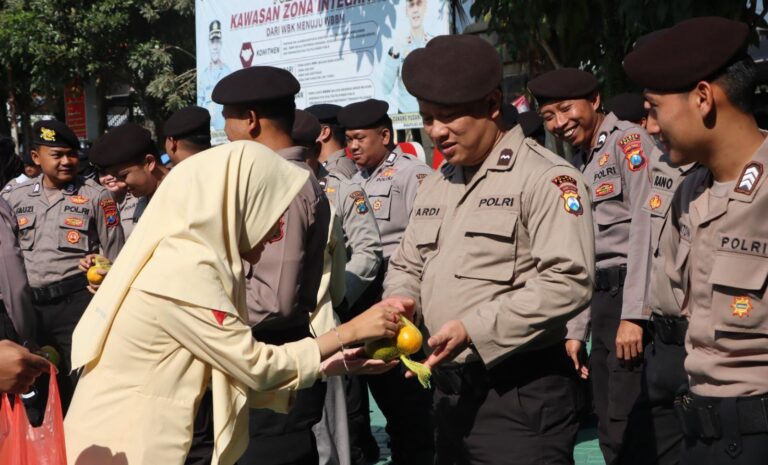 Bunga dan Jeruk Simbol Kepedulian Masyarakat untuk Polres Batu