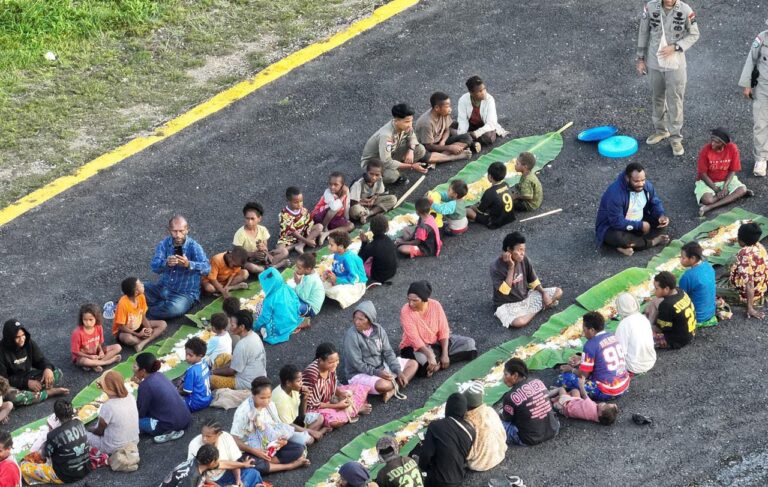 Satgas Ops Damai Cartenz Gelar Makan Bersama Warga di Kiwirok Hadirkan Senyum dan Kebahagiaan
