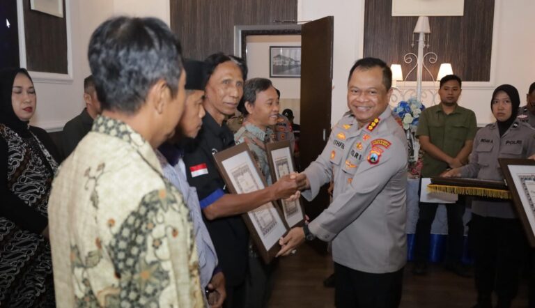 Kapolrestabes Surabaya Beri Penghargaan Kapolsek Wonokromo dan Toga Tomas atas Peran Aktif Jaga Kamtibmas