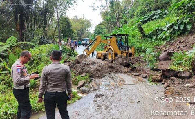 Kapolres Nagekeo Polda NTT Terjun Langsung Tangani Longsor Boawae–Mauponggo
