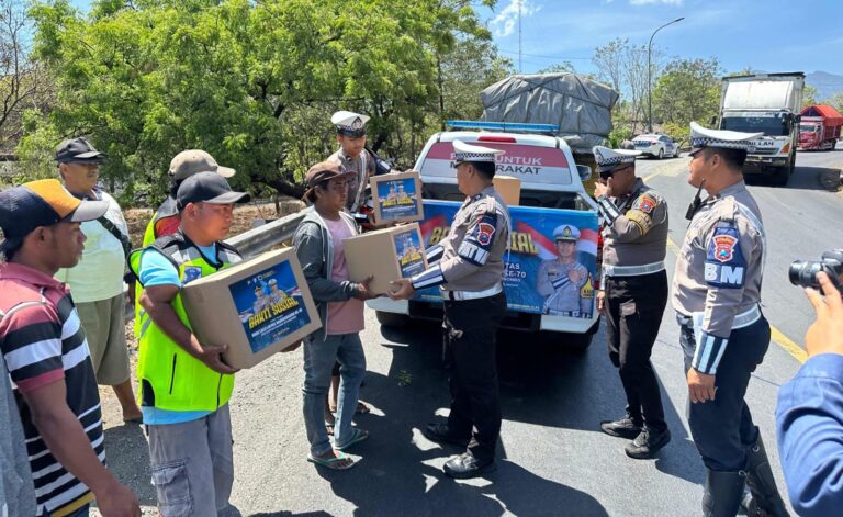 Hari Lalu Lintas Bhayangkara ke-70 Polres Situbondo Berbagi Sembako dan Rompi untuk Supeltas