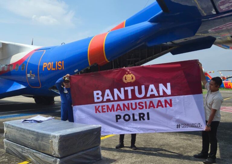 Polri Berangkatkan Bantuan Kemanusiaan ke NTT untuk Bantu Korban Banjir dan Longsor