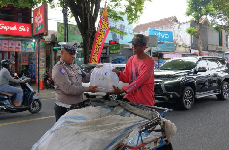 Polres Malang Berbagi Ratusan Paket Sembako Sambut Hari Lalu Lintas Bhayangkara ke-70