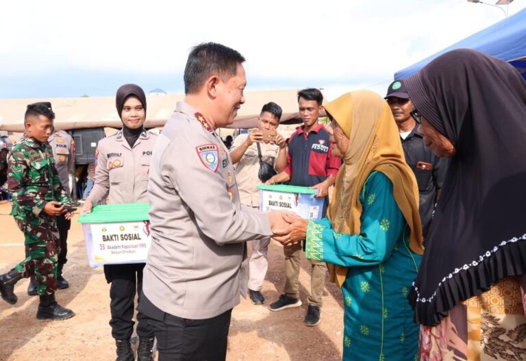 Polri Gelar Bakti Sosial 35 Tahun IKDB 90, Bagikan 1.485 Paket Sembako di Rempang Batam