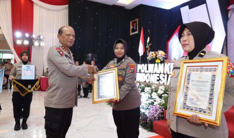 Gelar Tasyakuran Hari Jadi Polisi Wanita ke-77, Kapolda Jatim dan Ibu Asuh Polwan Beri Pesan Khusus
