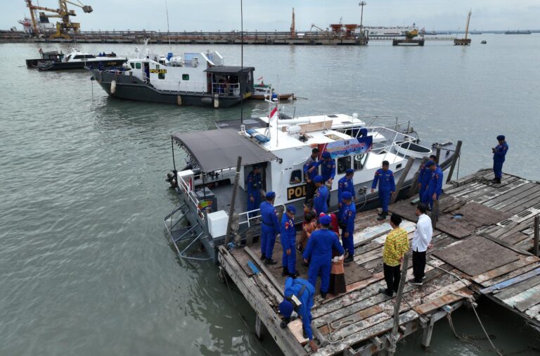 Cepat Dekat dan Bersahabat Ditpolairud Polda Jatim Gelar Perpustakaan dan Klinik Terapung