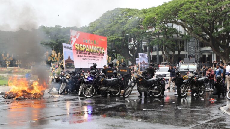 Pertahankan Kodusifitas Wilayah, Polresta Malang Kota Gelar Simulasi Sispamkota bersama Elemen Masyarakat Siap Jogo Malang Aman