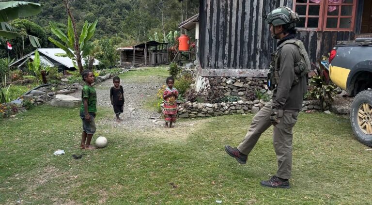 Tebar Keceriaan, Satgas Damai Cartenz Bermain Bola Bersama Anak-anak Puncak Jaya
