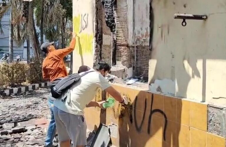 Polisi dan Warga Kembalikan Asa Jamaah Masjid Al Jabar Polsek Tegalsari Pascakerusuhan di Surabaya