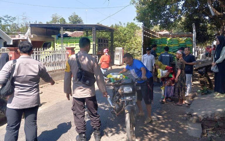 Polres Pasuruan Bersama BEM Gelar Gerakan Pangan Murah Salurkan 5 Ton Beras di Lereng Bromo