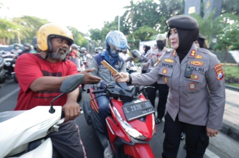 Gatur Lalin Sambil Berbagi Helm dan Cokelat Polwan Polda Jatim Peringati Hari Jadi Polisi Wanita ke-77