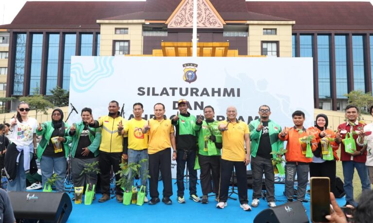 Perkuat Silaturahmi, Polisi dan Ojol Olahraga hingga Makan Bersama di Polda Riau