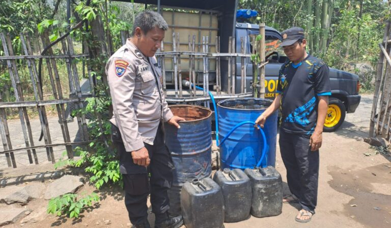 Polisi Tangani Kekeringan di Winongan Pasuruan Sulap Mobil Patroli Jadi Armada Air Bersih