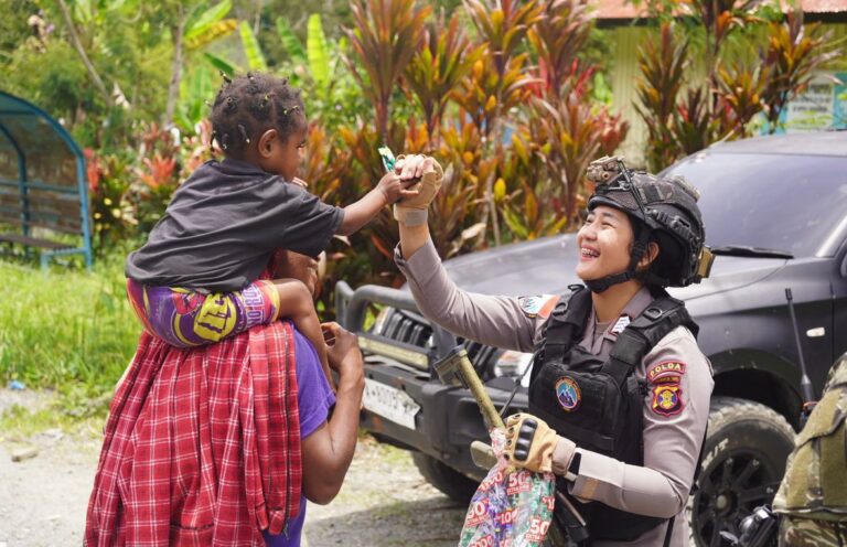 Polwan Satgas Ops Damai Cartenz Tunjukkan Sentuhan Humanis di Puncak Jaya