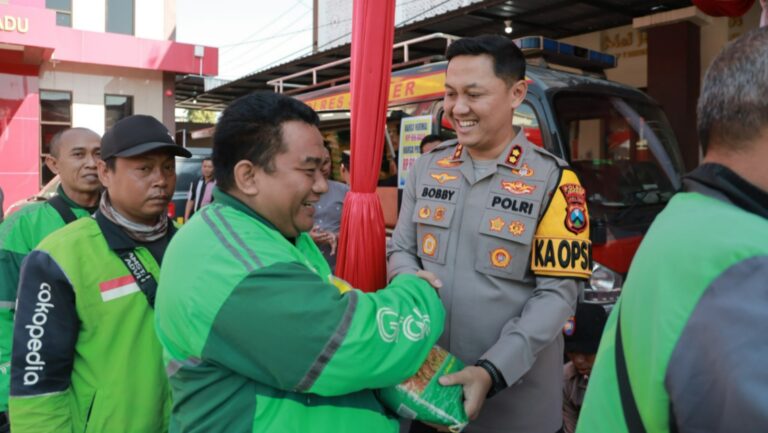 Polres Jember Hadirkan Pasar Murah, Pengemudi Ojol Bawa Pulang Sembako Dengan Senyum Sumringah